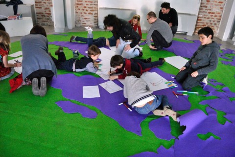 Ettore Favini durante uno dei laboratori didattici al CRAC Al CRAC di Cremona piace quella pubblica. Arte che ripensa la città, in un bando per giovani artisti