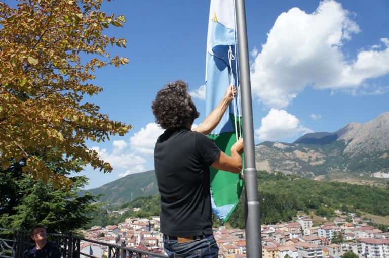 Eugenio Tibaldi prova ad issare la bandiera sul pennone L’Estate lucana? A cielo aperto. Da Stefano Boccalini ad Eugenio Tibaldi, ricco programma artistico a Latronico