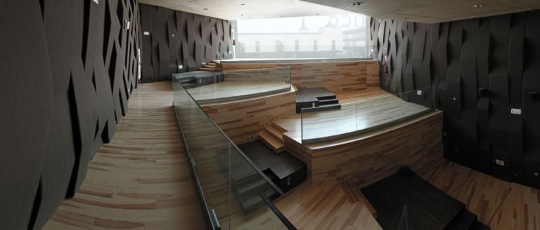 Hall 1. Interno Photo Ga Guerra © FUNDC L’architettura? Migliora la vita. In un paesino nei dintorni di Madrid il Nuevo Centro Cultural dello studio FÜNDC