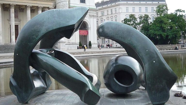 Henry Moore – Hill Arches – 1973 – Karlsplatz Vienna Sempre il solito, Paul. E la public art a Vienna stavolta presenta la disfida McCarthy-Moore …