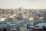 Il Ponte di Galata in primo piano il Mercato delle Spezie in secondo piano sullo sfondo le moschee di Sultanahmet La New York della Turchia. La vostra vacanza bis la fate su Artribune Magazine, con lo straordinario reportage da Istanbul