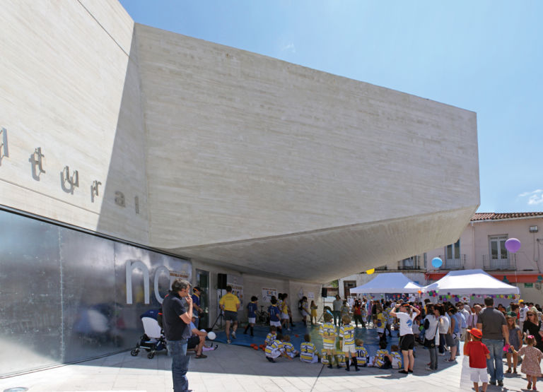 Il centro come fulcro di attività urbane Photo Ga Guerra © FUNDC L’architettura? Migliora la vita. In un paesino nei dintorni di Madrid il Nuevo Centro Cultural dello studio FÜNDC