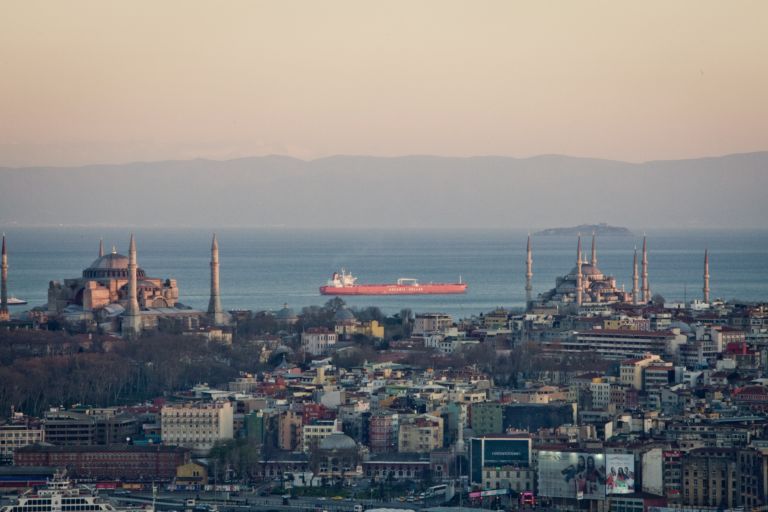 Il profilo di Sultanhamet e dietro i cargo che incrociano nel Mar di Marmara La New York della Turchia. La vostra vacanza bis la fate su Artribune Magazine, con lo straordinario reportage da Istanbul