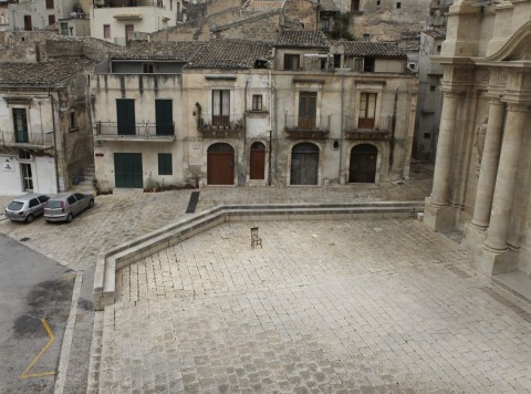 Il sagrato della Chiesa di San Bartolomeo a Scicli teatro della performance di Adrian Paci The Encounter Un agosto barocco per Adrian Paci. Strette di mano a oltranza per la sua nuova performance sicula, mixando identità e culture nel cuore di Scicli