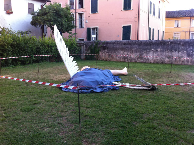 Ilya Emilia Kabakov “The Fallen Angel” 1997 2004 ﬁgura dipinta in ﬁberglass ali e abito 255 x 415 x 350 cm Courtesy Galleria Continua photo Valentina Grandini Non solo arte da villeggiatura. La Versilia ci prova