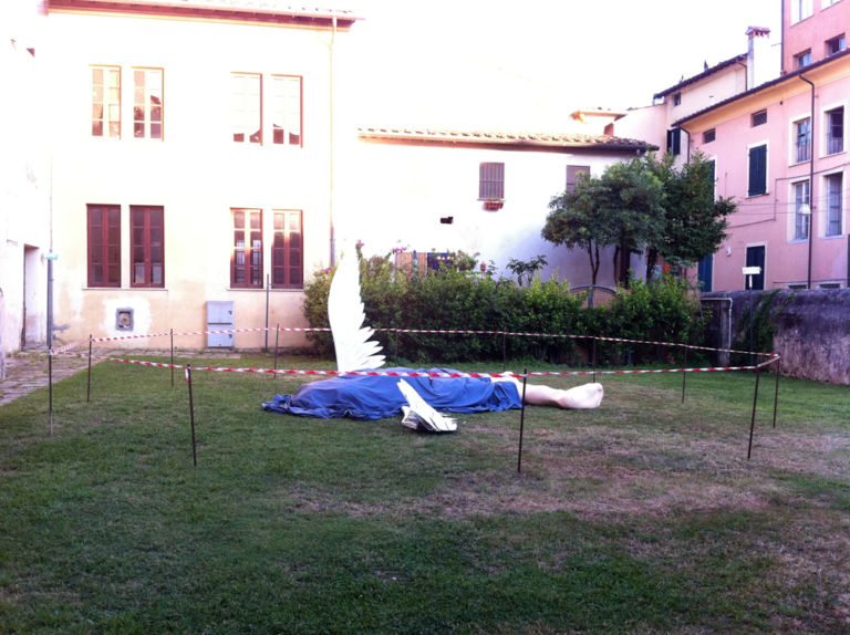 Ilya Emilia Kabakov “The Fallen Angel” 1997 2004 ﬁgura dipinta in ﬁberglass ali e abito 255 x 415 x 350 cmCourtesy Galleria Continua photo Valentina Grandini Non solo arte da villeggiatura. La Versilia ci prova