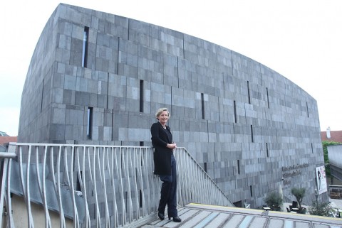 Karola Kraus davanti al Museum Moderner Kunst Stiftung Ludwig Ecco come lo vorrei. Riapre a Vienna il Museum Moderner Kunst Stiftung Ludwig, con una mostra/lista della spesa…