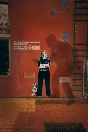 La polizia cerca reclute con una campagna pubblicitaria ispirata a Banksy. Succede in Nuova Zelanda
