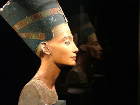Nefertiti Art Digest: chi è la più bella di Berlino? La faccia (di bronzo) della crisi. Lesa Nefertiti