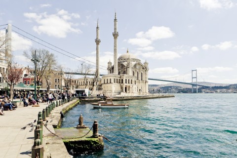 Panorama di Ortakoy sobborgo di lusso di Istanbul lungo il Bosforo Mapping Bisanzio