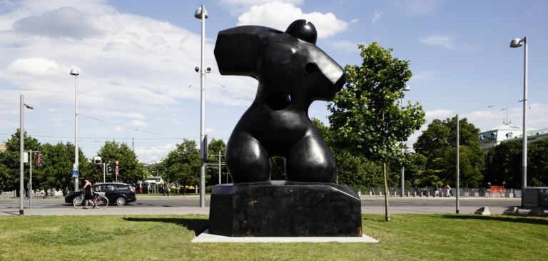 Paul McCarthy – Henry Moore Bound to Fail – 2004 – Karlsplatz Vienna – Foto Stephan Wyckoff 2011 1 Sempre il solito, Paul. E la public art a Vienna stavolta presenta la disfida McCarthy-Moore …