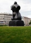 Paul McCarthy – Henry Moore Bound to Fail – 2004 – Karlsplatz Vienna – Foto Stephan Wyckoff 2011 2 Sempre il solito, Paul. E la public art a Vienna stavolta presenta la disfida McCarthy-Moore …