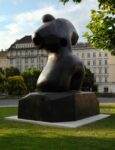 Paul McCarthy – Henry Moore Bound to Fail – 2004 – Karlsplatz Vienna – Foto Stephan Wyckoff 2011 3 Sempre il solito, Paul. E la public art a Vienna stavolta presenta la disfida McCarthy-Moore …