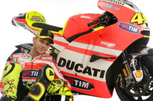 Valentino Rossi al muro.  Grazie a Ducati, il ‘dottore’ delle piste finisce appeso nelle case dei fan. Certo, non proprio dei capolavori…