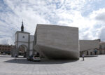 Volumi scolpiti Photo Ga Guerra © FUNDC L’architettura? Migliora la vita. In un paesino nei dintorni di Madrid il Nuevo Centro Cultural dello studio FÜNDC