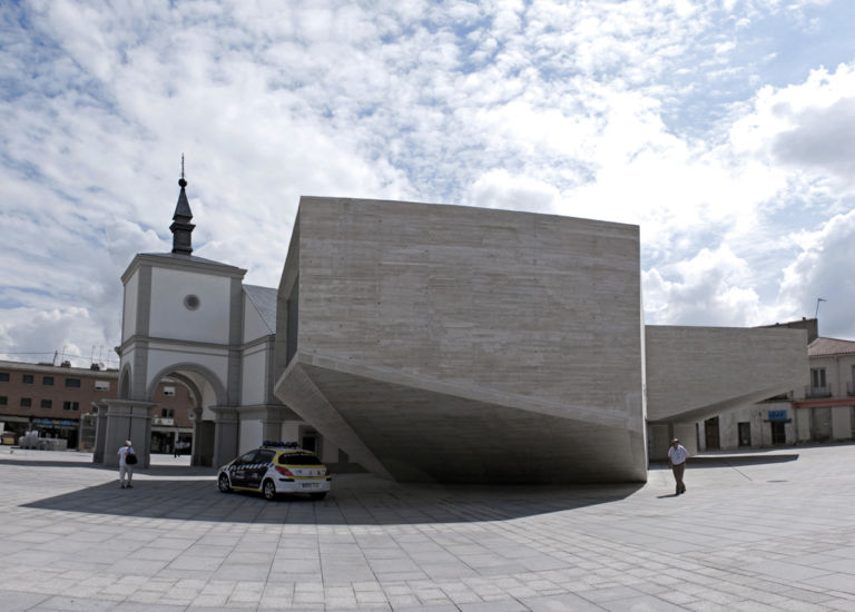 Volumi scolpiti Photo Ga Guerra © FUNDC L’architettura? Migliora la vita. In un paesino nei dintorni di Madrid il Nuevo Centro Cultural dello studio FÜNDC