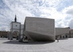 Volumi scolpiti Photo Ga Guerra © FUNDC L’architettura? Migliora la vita. In un paesino nei dintorni di Madrid il Nuevo Centro Cultural dello studio FÜNDC