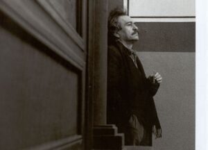 Una wunderkammer dell’arte contemporanea. Cortona premia Jannis Kounellis, lui regala alla città un site-specific “antiquariale”