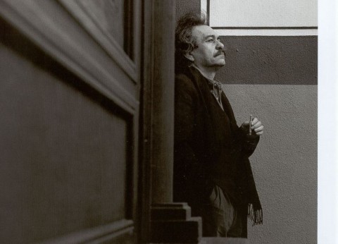 jannis kounellis ritratto del maestro Una wunderkammer dell’arte contemporanea. Cortona premia Jannis Kounellis, lui regala alla città un site-specific “antiquariale”