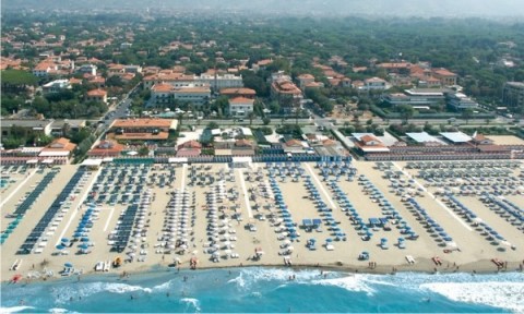 marinadipietrasanta E al mare in Versilia si va pure a scuola. A Marina di Pietrasanta workshop fotografico con l’inglese Tony McGee
