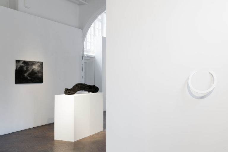09 Yoonjin Jung Whitehead exhibition view A Londra si espongono gli elementi. È l’ora d’aria