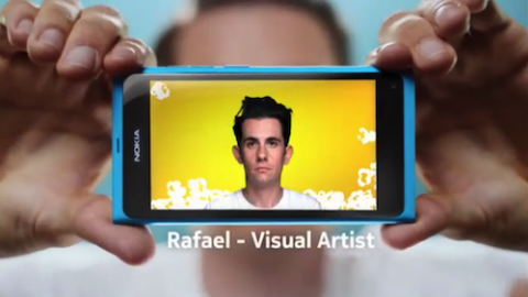 2011 nokia n9 rafael 19 Un giorno nella vita di Rafaël Rozendaal. La Nokia ingaggia un artista per la sua ultima campagna pubblicitaria. Protagonista, un nuovo telefonino…
