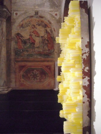 27.FRANCESCA PASQUALI YELLOW STRAWS 2011 tecnica mista particolare installazione presso il Museo di Santa Giulia courtesy Colossi Arte Contemporanea Metti una sera a Brescia. Passeggiata – fotocamera in mano – fra gallerie e musei in festa per la Settimana dell’Arte, ecco i risultati