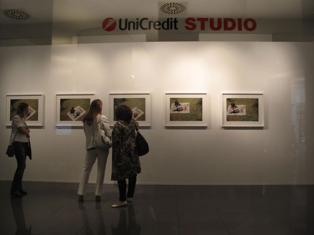 UniCredit “orfana” della Fondazione Pomodoro? A Palazzo Cordusio intanto arriva la mostra di Aleksandrija Ajdukovic, ecco le immagini