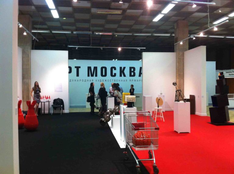 Art Moscow 2011 2 Non solo Biennale. Mosca mette sul piatto anche la quindicesima edizione della fiera Art Moscow, e fra gli stand compare anche un po’ di Italia. A voi tutte le foto