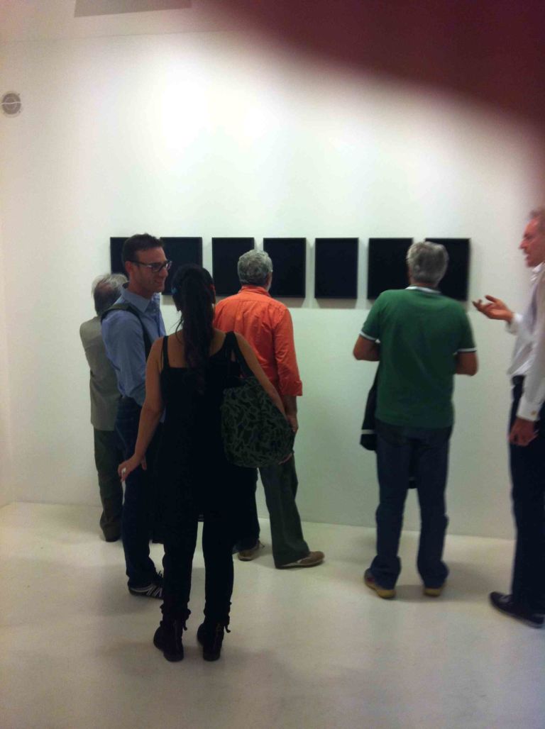 Claudio Cravero e Mauro Banfo alla personale di questultima da Marena Rooms Torino, si ricomincia. Una manciata di gallerie inaugurano all’unisono. Con ottima partecipazione di pubblico e buon livello di proposte artistiche