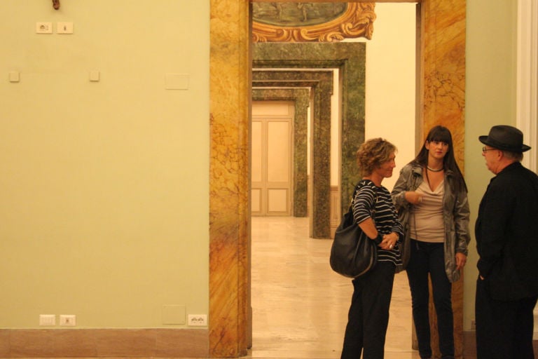 Dan Colen a Palazzo Rospigliosi foto Luca Labanca 3 Three Amigos, e un sacco di gente alle tre (anzi quattro) inaugurazioni. Tante foto di chiccera allo sbarco romano di Massimo de Carlo