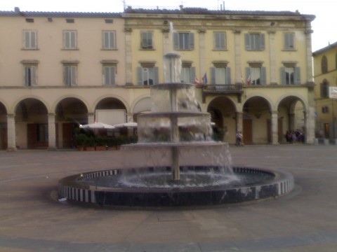 Daniel Buren Non c’è due senza tre. Dopo Quarrata e Cortona Daniel Buren inaugura la sua terza opera-fontana in Toscana. Un intervento urbano a Colle Val D’Elsa che ha necessitato di troppi anni causa burocrazia, ma che convince