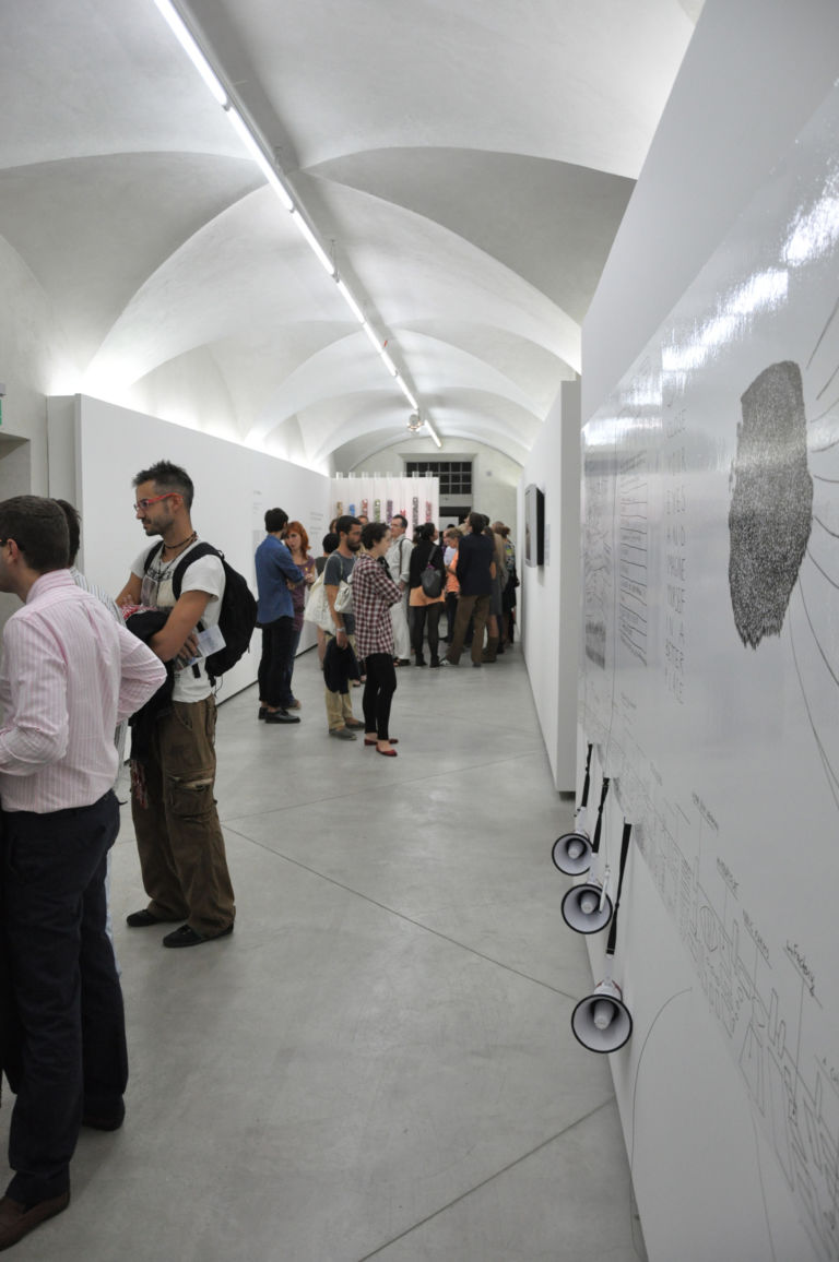 DecliningDemocracy opening Martino Margheri CCCStrozzina Palazzo Strozzi Firenze Il declino della democrazia. Attualità socio-politica per la nuova mostra del Centro della Strozzina, a Firenze. Su Artribune tutte le foto