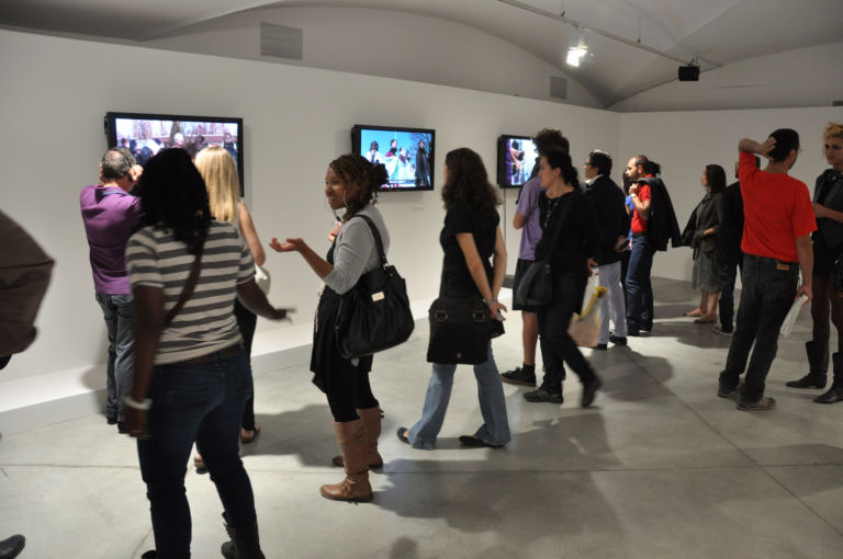 DecliningDemocracy opening02 Martino Margheri CCCStrozzina Palazzo Strozzi Firenze Il declino della democrazia. Attualità socio-politica per la nuova mostra del Centro della Strozzina, a Firenze. Su Artribune tutte le foto