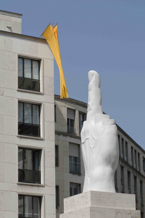 EW installazione esterna Vontobel dalla Piazza con Cattelan in secondo piano Gli svizzeri in piazza Affari. Franchi, e pure arte