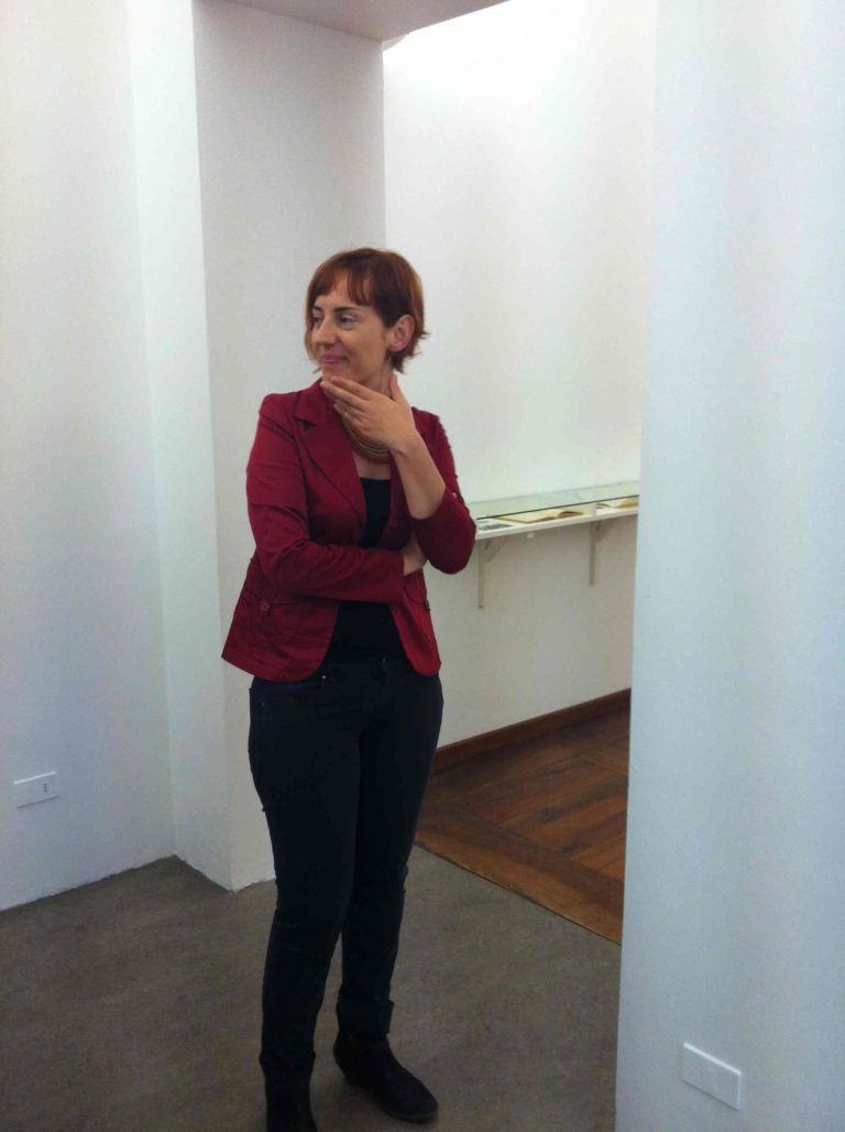 Eva Frapiccini protagonista da Alberto Peola Torino, si ricomincia. Una manciata di gallerie inaugurano all’unisono. Con ottima partecipazione di pubblico e buon livello di proposte artistiche