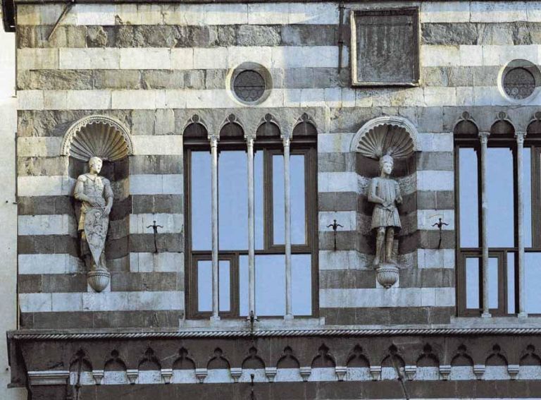 Genova Palazzo Spinola dei Marmi Banco di Sardegna Succede da dieci anni, sempre uguale: le banche per un giorno aprono alle visite i loro palazzi. Quest’anno però c’è anche Artribune a farveli vedere