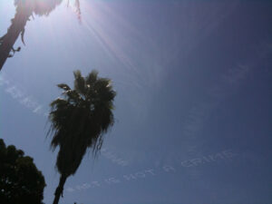 Non posso scrivere sui muri? Poco male, c’è sempre il cielo. Lo street artist Saber protesta contro l’ordinanza anti murales emanata a Los Angeles