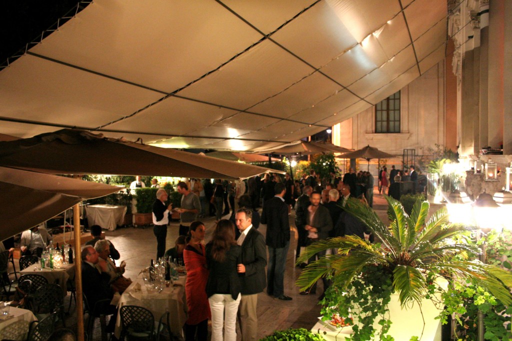 Three Amigos, e un sacco di gente alle tre (anzi quattro) inaugurazioni. Tante foto di chiccera allo sbarco romano di Massimo de Carlo