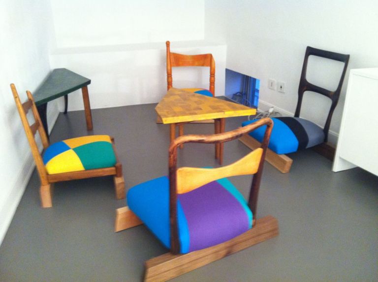 Il salottino di Martino Gamper Torino, si ricomincia. Una manciata di gallerie inaugurano all’unisono. Con ottima partecipazione di pubblico e buon livello di proposte artistiche