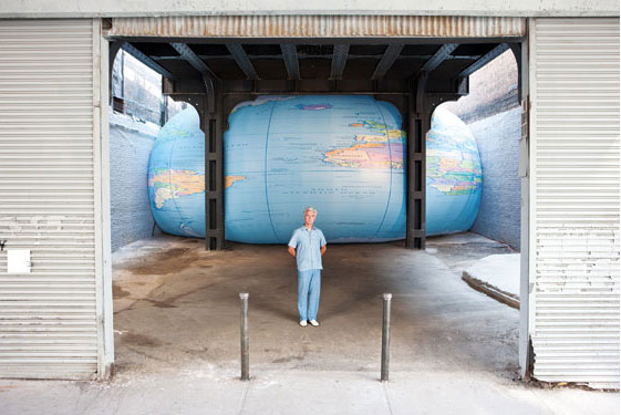 Il mondo?  È un pallone sul punto di esplodere. E fa strani rumori. Inaugurata a New York la nuova installazione di David Byrne. Sì, quello dei Talking Heads