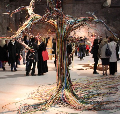 Lopera di Shendra Stucki esposta ad Open 14 Va in Finlandia il Premio Speciale Arte Laguna 2011. Vince l’albero di Lego di Mika Helin e Matti Koskinen