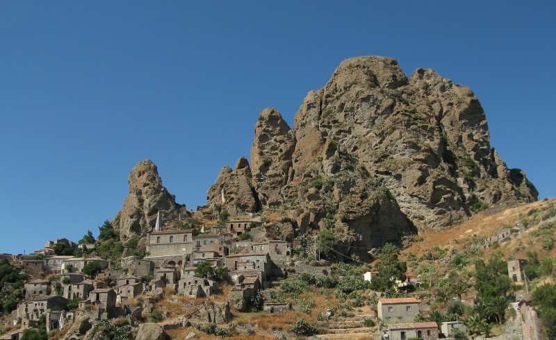 Pentedattilo Film Festival. Il cinema ripopola un piccolo borgo racchiuso dentro le cinque dita di una mano