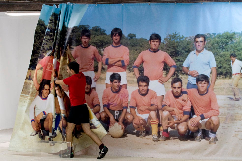 Foto di gruppo con calciatori. Torna “a casa” in Sardegna Poster, la performance itinerante di Cristian Chironi