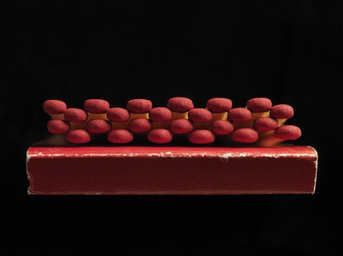 Red Matchbook Una Sola Moltitudine, e nessuna informazione. Nuovo spazio al debutto a Napoli nella zona calda di Chiaia