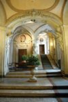 Roma Palazzo Rondinini Banca Monte dei Paschi di Siena Succede da dieci anni, sempre uguale: le banche per un giorno aprono alle visite i loro palazzi. Quest’anno però c’è anche Artribune a farveli vedere