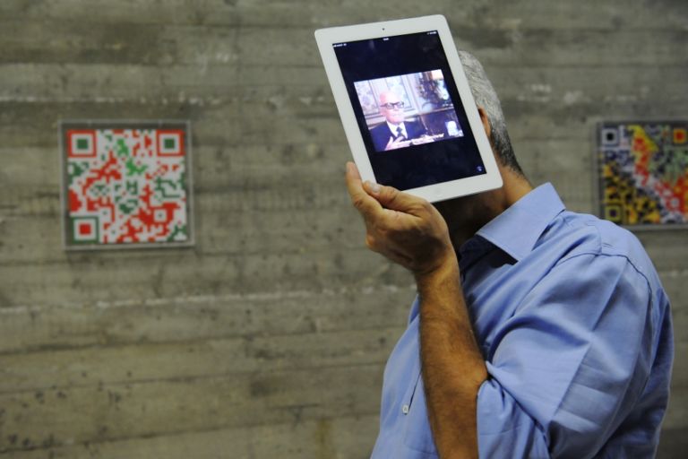 Sandro Pertini in iPad Avete caricato l’iPhone? Altrimenti, niente mostra. Già, perché Filippo Solibello (proprio quello di Caterpillar) si “vede” solo leggendo i suoi QR Codes