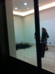 Unopera di Francesco Sena dalla nuova vetrina di Paludetto Torino, si ricomincia. Una manciata di gallerie inaugurano all’unisono. Con ottima partecipazione di pubblico e buon livello di proposte artistiche