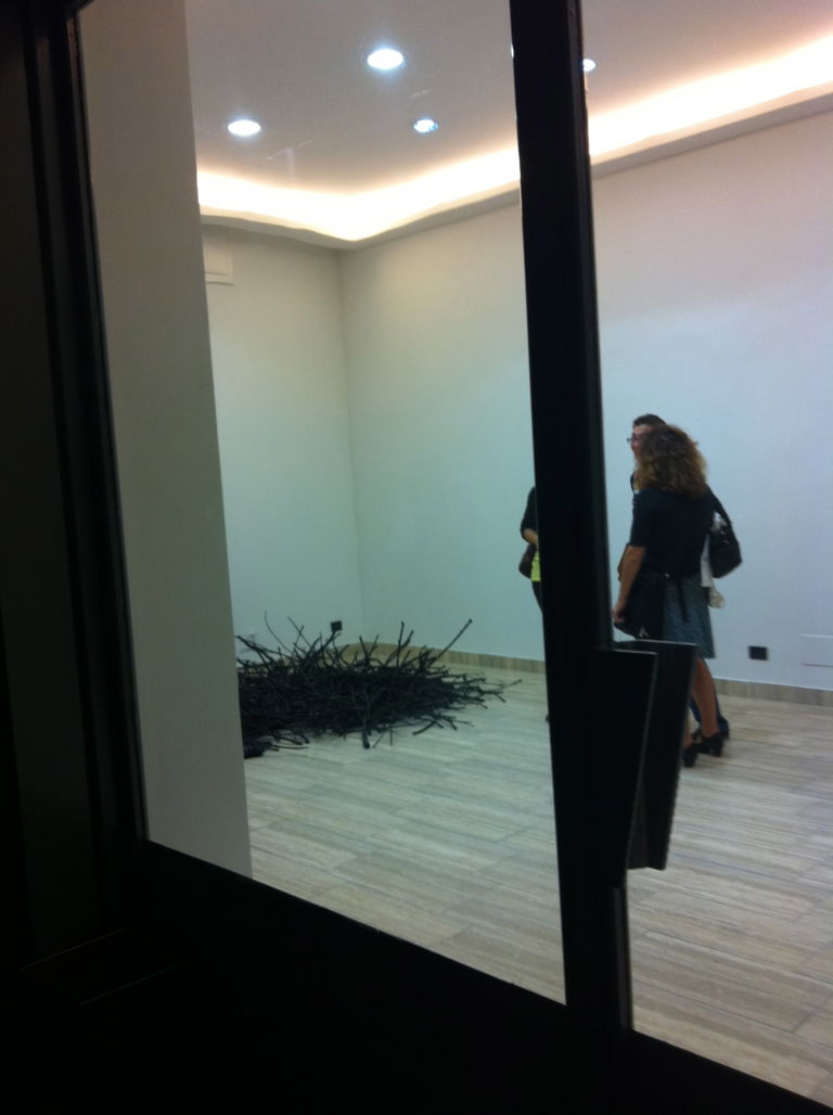 Unopera di Francesco Sena dalla nuova vetrina di Paludetto Torino, si ricomincia. Una manciata di gallerie inaugurano all’unisono. Con ottima partecipazione di pubblico e buon livello di proposte artistiche