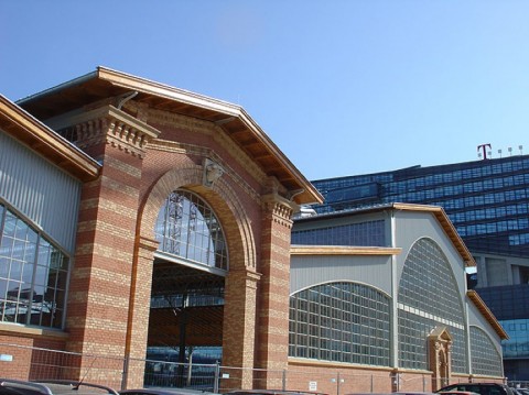 Vista parziale della facciata del Rinderhalle – Neu Marx Vienna – ©MA 21A Il Rinderhalle, ovvero la Pelanda di Vienna. Serve una Pecha Kucha Night per scoprire uno straordinario spazio per il contemporaneo…